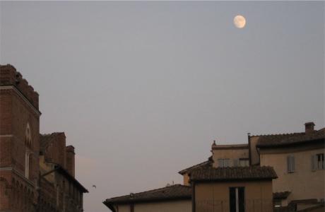 Lever de lune sur Sienne