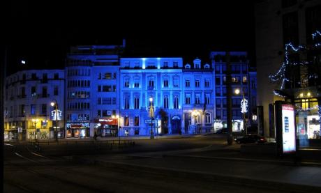 Stéphanie, drapée de bleu, la nuit